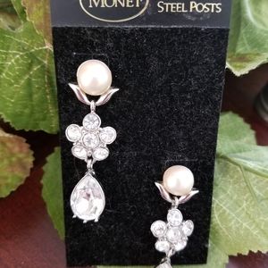 Vintage Monet prieced dangle earrings.